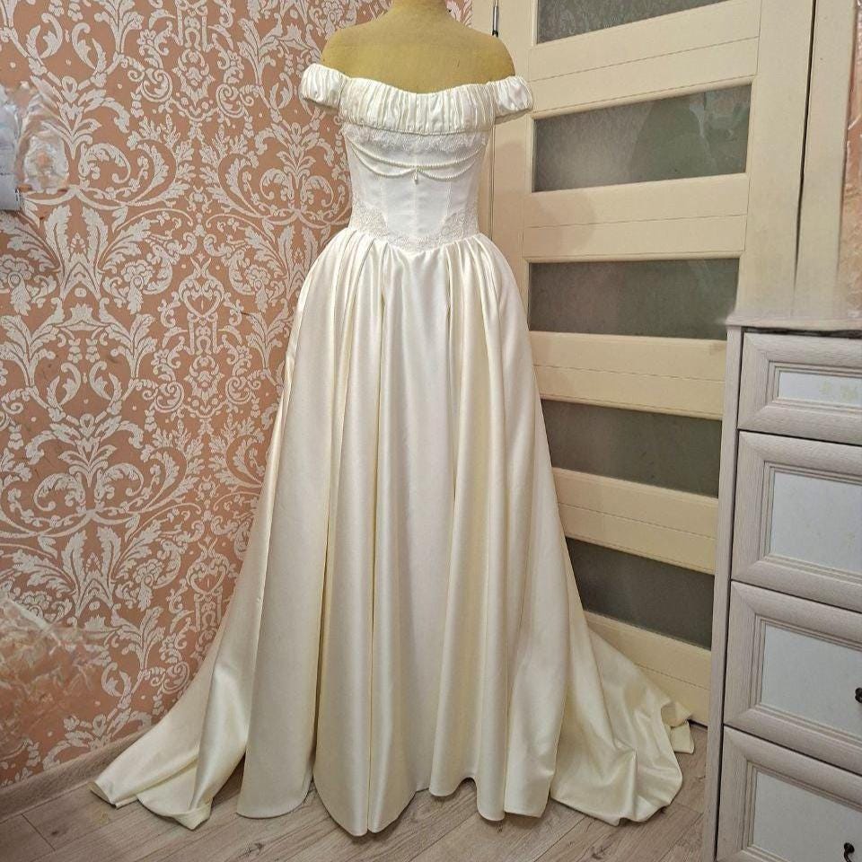 Ivory Basque Vintage Ivory Renaissance Basque Waist Corset Wedding Dress With Lace ...