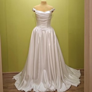 Unique Renaissance Waist Basque Corset Wedding Dress with Drape and train