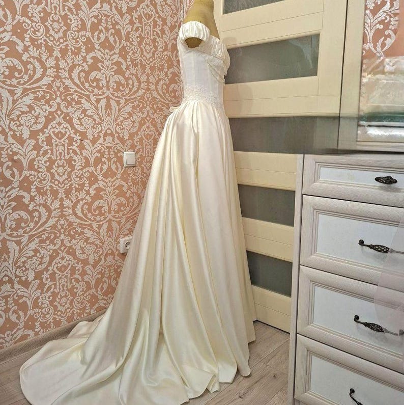 Ivory Basque Vintage Ivory Renaissance Basque Waist Corset Wedding Dress With Lace ...
