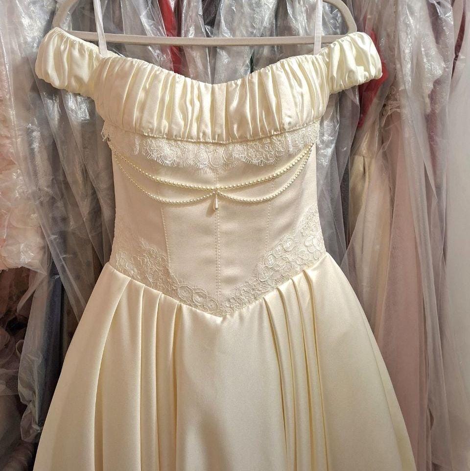 Ivory Basque Vintage Ivory Renaissance Basque Waist Corset Wedding Dress With Lace ...