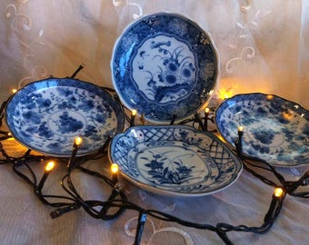 Zestaw 4 zabytkowych japońskich misek z porcelany Arita, ręcznie malowany wzór kwiatowy, niebiesko-biały zestaw misek z porcelany, ręcznie malowana ceramika Arita/Imari