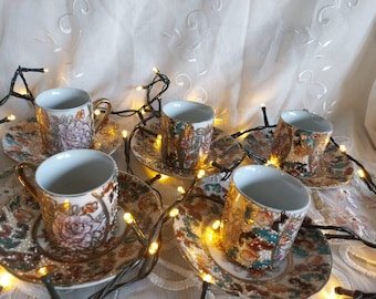 Set di tazze e piattini antichi giapponesi Satsuma Moriage: porcellana con decorazioni floreali di crisantemi dipinte a mano, porcellana giapponese antica
