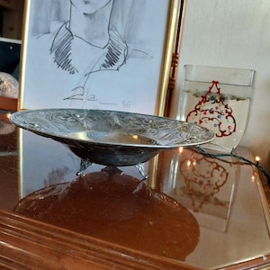 Bol en métal argenté orné de 8,75 po. - Roses en relief, bol gravé à la main, plat à bonbons en métal argenté, porte-bijoux et bonbonnière floral en métal