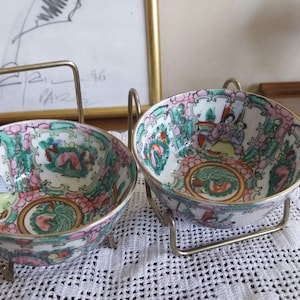 Paar chinesische Porzellanschalen | Chinesische Schalen 2er Set | Famille Сose Medaillon Schüssel | Chinesische Nudelsuppe Schüssel | Orientalisches Teller Set 1950er Jahre
