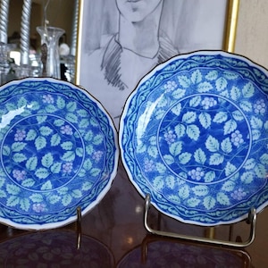 vintage Paire d&#39;assiettes japonaises en porcelaine Arita Hasami Yaki INUTILISÉ | Assiettes à motif raisins bleu cobalt et vert rose | Assiettes asiatiques en porcelaine