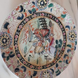 Japanischer Porzellanteller Satsuma Moriage Keramik 24k Gold| Samurai Bild großer Teller | Orientalisches Sammlergeschenk | Japanische Keramik Geschenk 1930er Jahre