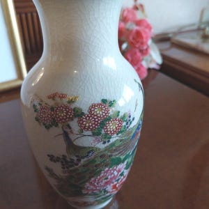 Vaso vintage Satsuma Peacock firmato, dipinto a mano, porcellana floreale giapponese, vaso antico in porcellana giapponese, circa anni '60