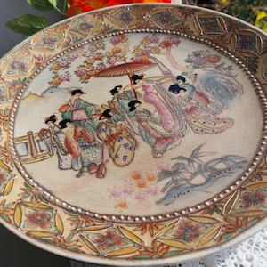 Vintage japanisches Porzellan Satsuma Geisha Design handbemalte Porzellanplatte 10,4 "Gold vergoldet schwere orientalische Kunst Teller asiatisches Sammler Geschenk