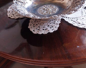 Bol antiguo chapado en plata ornamentado, plato para baratijas con relieve de vid y flores, borde ancho con racimo de uvas, decoración estilo Hollywood Regency, decoración barroca.