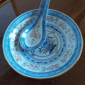 Set bestehend aus Suppenschüssel und Löffel, UNBENUTZT / Blaue chinesische Nudel-Suppenschüssel und Löffel/ Chinesischer Zierteller/ Blau-Weiß-Rote Schüssel & Löffel