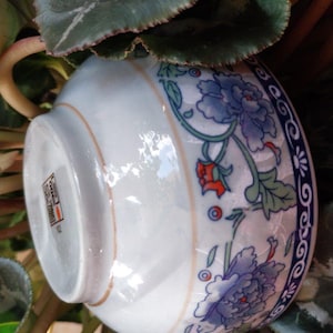 Chinesische Porzellan Suppenschüsseln 2er Set UNBENUTZT| Chinesisches Blumenmuster Schälchen | Ming-Dynastie blau-weiß-rote Pfingstrosenblumen-Designschalen, c 19th C