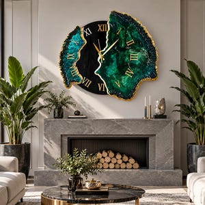 Puede incluir: Un reloj de pared con un centro circular negro con n&uacute;meros romanos dorados y dos paneles laterales irregulares inspirados en geodas, en color verde esmeralda profundo con bordes dorados. El reloj tiene manecillas finas y un dise&ntilde;o en capas.