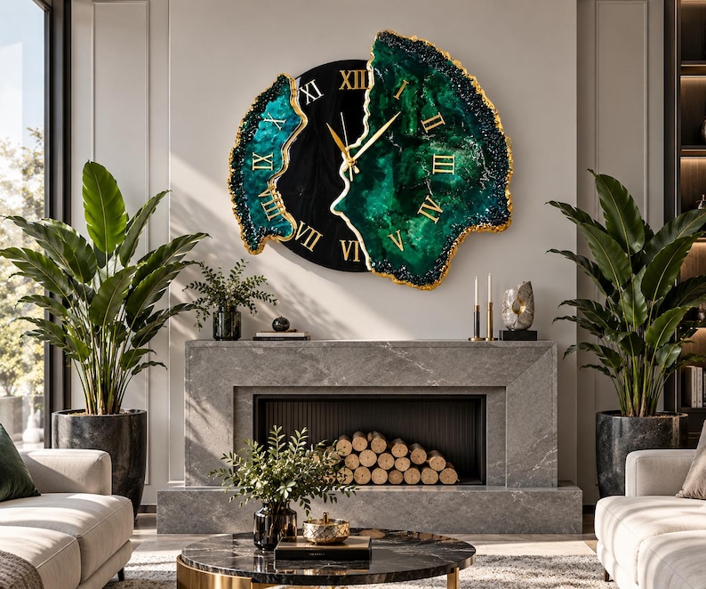Puede incluir: Un reloj de pared con un centro circular negro con n&uacute;meros romanos dorados y dos paneles laterales irregulares inspirados en geodas, en color verde esmeralda profundo con bordes dorados. El reloj tiene manecillas finas y un dise&ntilde;o en capas.