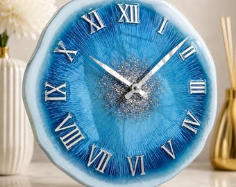 Reloj de pared de resina azul, decoración de pared de epoxi hecha a mano, reloj geoda moderno, números romanos plateados, regalo de inauguración de casa, pieza decorativa de pared impactante.