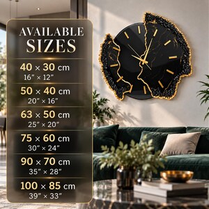 Pu&ograve; includere: Un orologio da parete nero con lancette e indicatori dorati, caratterizzato da un bordo testurizzato e irregolare con accenti dorati. Una tabella elenca le dimensioni disponibili in cm e pollici: 40x30, 50x40, 63x50, 75x60, 90x70, 100x85 cm o 16x12, 20x16, 25x20, 30x24, 35x28, 39x33 pollici.