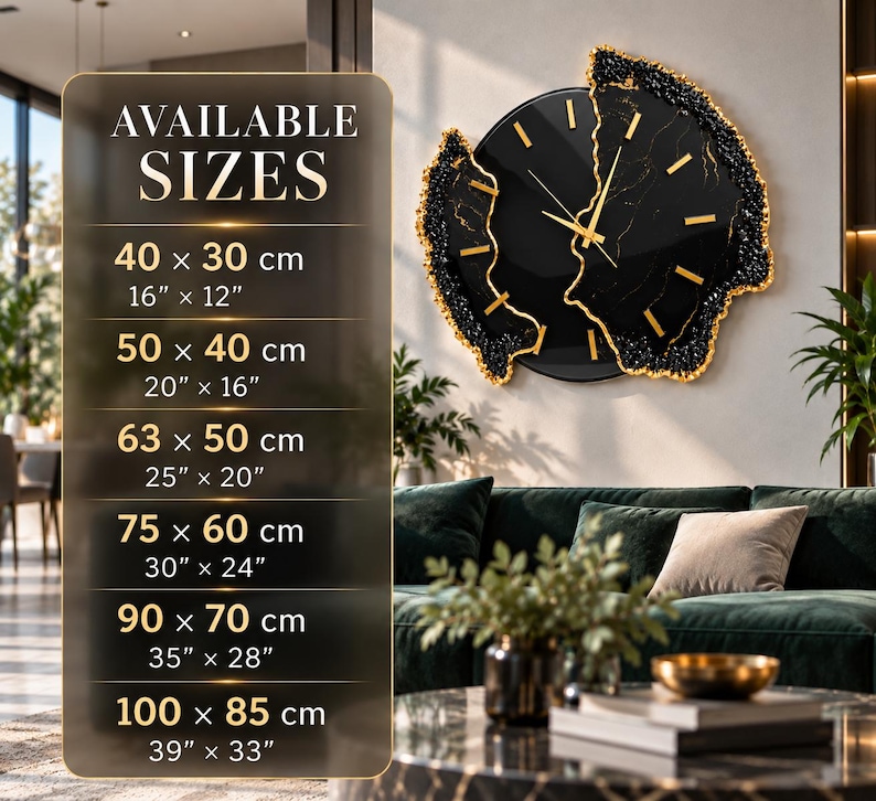 Pu&ograve; includere: Un orologio da parete nero con lancette e indicatori dorati, caratterizzato da un bordo testurizzato e irregolare con accenti dorati. Una tabella elenca le dimensioni disponibili in cm e pollici: 40x30, 50x40, 63x50, 75x60, 90x70, 100x85 cm o 16x12, 20x16, 25x20, 30x24, 35x28, 39x33 pollici.