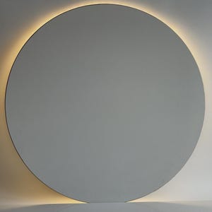 Puede incluir: Un espejo de pared grande, redondo y gris con un marco negro delgado. El espejo está iluminado por una luz cálida y suave que delinea la parte posterior, creando un efecto de halo. El diseño es minimalista.
