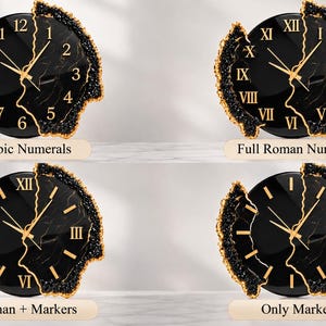 Pu&ograve; includere: Quattro orologi circolari neri con lancette color oro e bordi irregolari testurizzati in nero e oro. Gli orologi presentano diversi design del quadrante: numeri arabi, numeri romani completi, numeri romani con marcatori e solo marcatori.