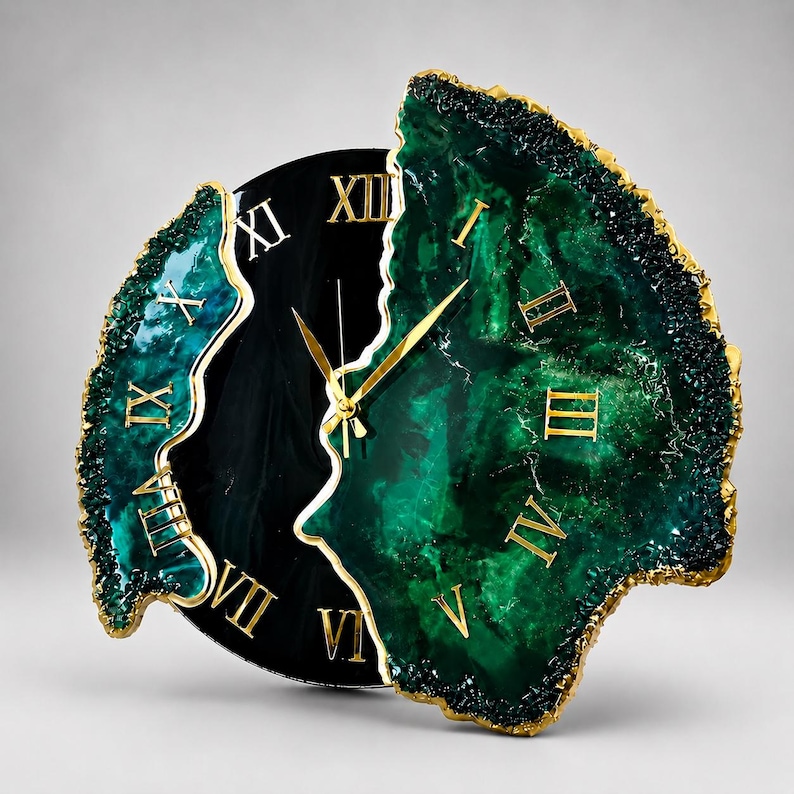 Puede incluir: Un reloj de pared con un centro circular negro y dos segmentos irregulares de resina verde esmeralda inspirados en geodas, con bordes pintados en oro. La esfera muestra n&uacute;meros romanos dorados y manecillas finas, creando una apariencia texturizada y superpuesta con un acabado pulido y bordes cristalinos irregulares.