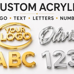 Peut inclure: Signalétique en acrylique personnalisée avec des finitions métalliques dorées et argentées. L'affichage comprend le texte CUSTOM ACRYLIC, LOGO, TEXT, LETTERS, NUMBERS, un emblème doré YOUR LOGO, le nom argenté Olivia, les lettres ABC et les chiffres 123.