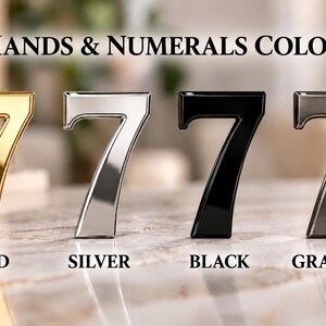 Pu&ograve; includere: Quattro numeri sette disposti in fila, ognuno con una finitura metallica diversa. Le finiture da sinistra a destra sono oro, argento, nero e grafite. Il testo "HANDS & NUMERALS COLOR" appare sopra, con etichette sotto ogni numero.