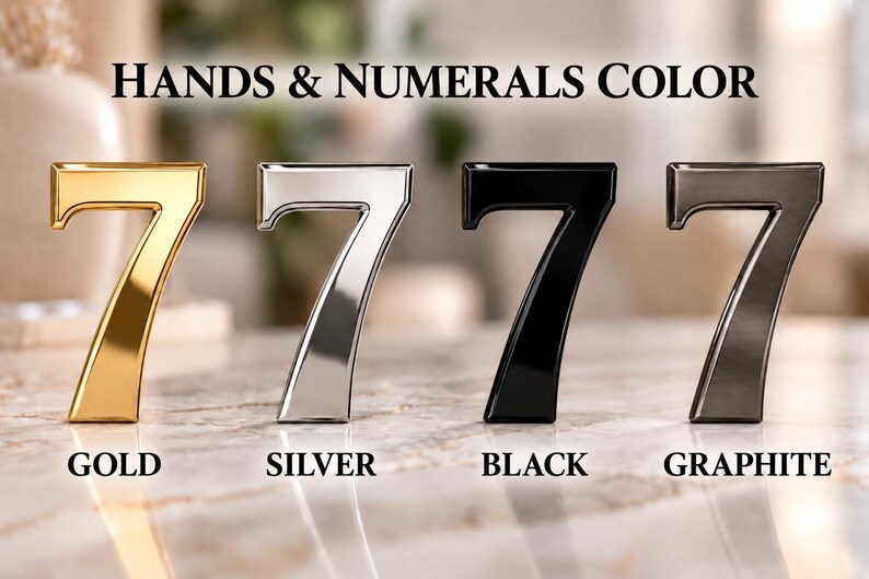 Pu&ograve; includere: Quattro numeri sette disposti in fila, ognuno con una finitura metallica diversa. Le finiture da sinistra a destra sono oro, argento, nero e grafite. Il testo "HANDS & NUMERALS COLOR" appare sopra, con etichette sotto ogni numero.