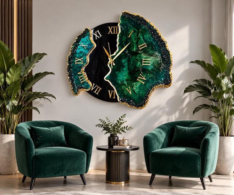 Puede incluir: Un gran reloj de pared con un centro circular negro con n&uacute;meros romanos dorados y dos paneles laterales irregulares inspirados en geodas, en color verde esmeralda profundo con bordes dorados y manecillas doradas.