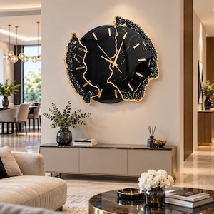 Pu&ograve; includere: Un grande orologio da parete circolare con un quadrante nero lucido e sottili venature dorate. L'orologio presenta un bordo frastagliato e testurizzato in nero e oro, con sottili indici dorati e lancette dorate al centro del quadrante.