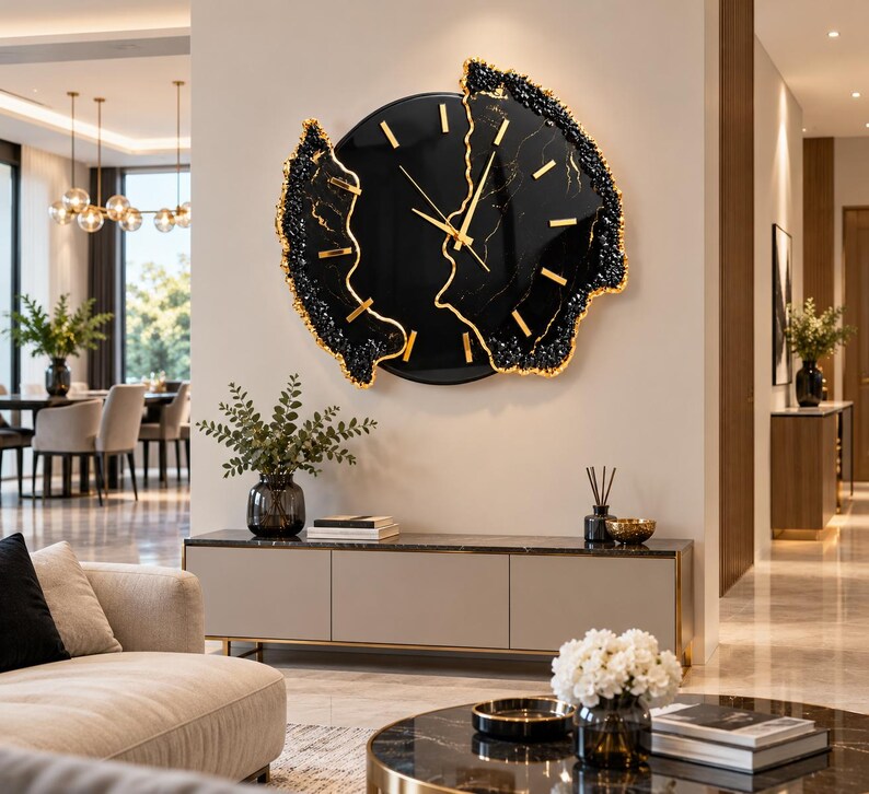 Pu&ograve; includere: Un grande orologio da parete circolare con un quadrante nero lucido e sottili venature dorate. L'orologio presenta un bordo frastagliato e testurizzato in nero e oro, con sottili indici dorati e lancette dorate al centro del quadrante.