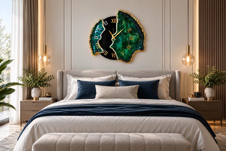 Puede incluir: Un reloj de pared con un centro circular negro, n&uacute;meros romanos dorados y manecillas doradas, flanqueado por dos piezas irregulares inspiradas en geodas de color verde esmeralda con bordes texturizados y dorados.