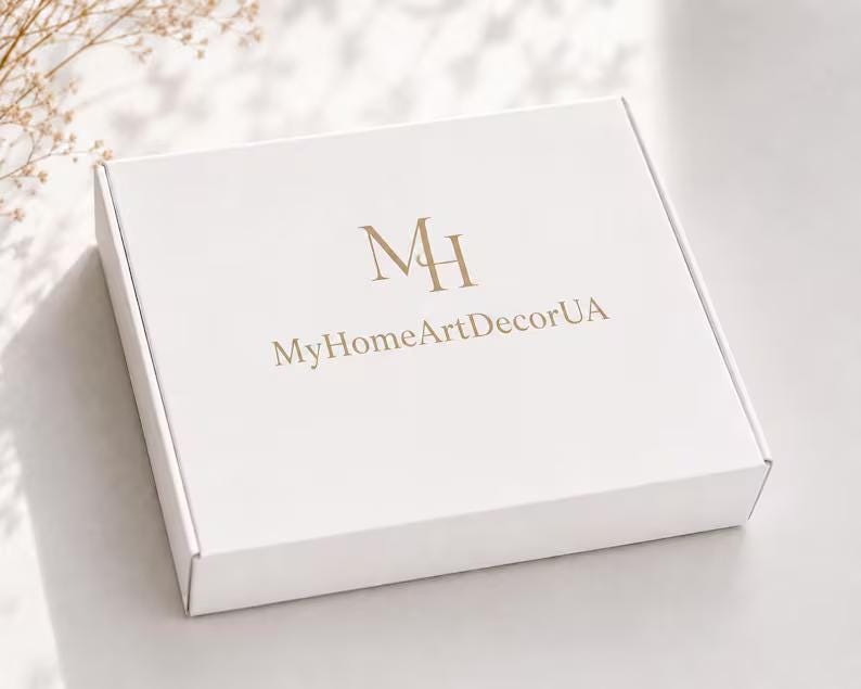 Pu&ograve; includere: Una scatola di spedizione rettangolare in cartone bianco con un logo color oro raffigurante le lettere MH e il testo MyHomeArtDecorUA stampato al centro del coperchio. La scatola ha una finitura opaca e una chiusura a incastro.