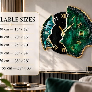Puede incluir: Un reloj de pared con un centro circular negro, n&uacute;meros romanos dorados y dos segmentos irregulares de resina verde esmeralda texturizada con bordes dorados. Una tabla muestra los tama&ntilde;os disponibles de 40 x 30 cm a 100 x 85 cm.