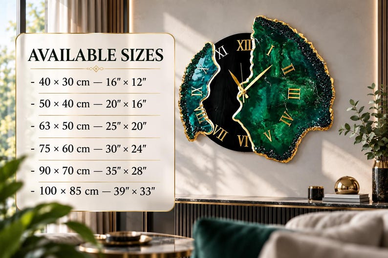 Puede incluir: Un reloj de pared con un centro circular negro, n&uacute;meros romanos dorados y dos segmentos irregulares de resina verde esmeralda texturizada con bordes dorados. Una tabla muestra los tama&ntilde;os disponibles de 40 x 30 cm a 100 x 85 cm.