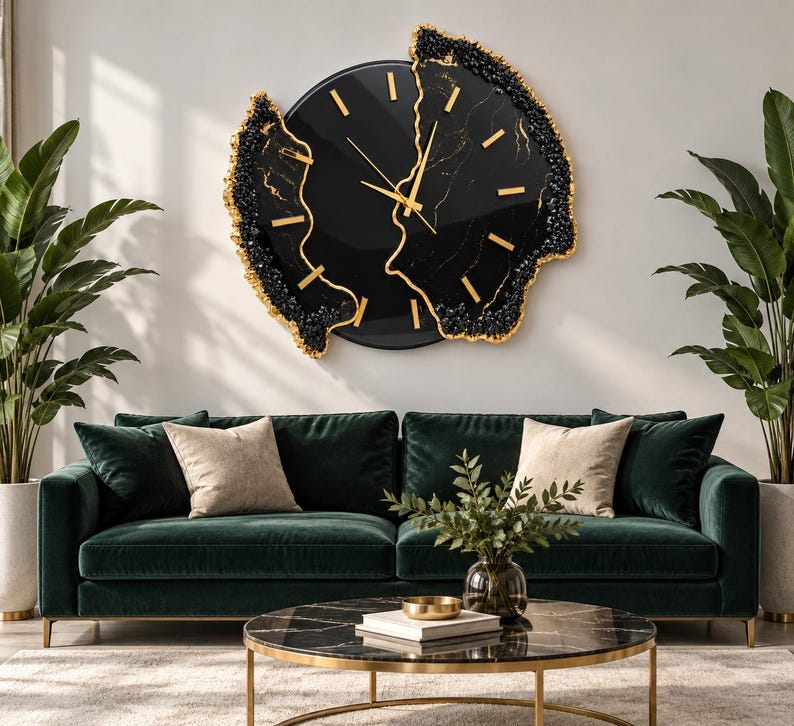 Pu&ograve; includere: Un grande orologio da parete circolare con quadrante nero, lancette e indici dorati. L'orologio presenta un design diviso con bordi irregolari e testurizzati in nero e oro che ricordano formazioni di pietra o cristallo.
