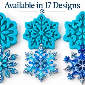 Può includere: Tre stampi in silicone turchese a forma di fiocco di neve sono mostrati sopra tre ornamenti finiti a forma di fiocco di neve. Gli ornamenti presentano glitter blu e argento, paillettes e motivi complessi. Il testo Available in 17 Designs è in alto.