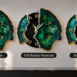 Puede incluir: Tres relojes de pared redondos con un centro circular negro y un borde de resina verde esmeralda irregular con bordes dorados. Los relojes muestran manecillas doradas y tres estilos de numeraci&oacute;n etiquetados como Arabic Numerals, Full Roman Numerals y Roman + Markers.