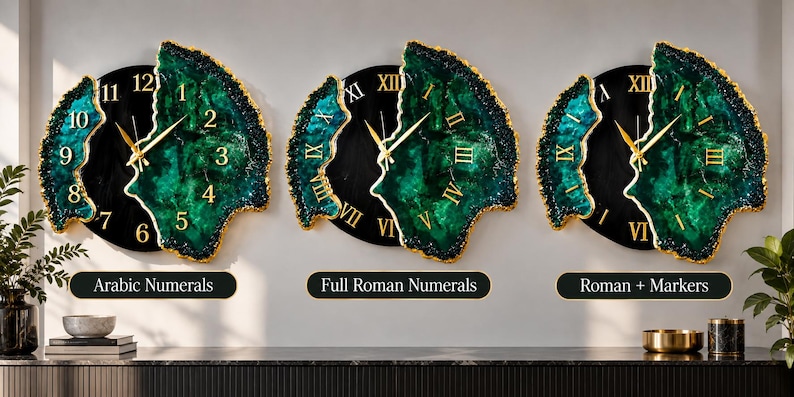 Puede incluir: Tres relojes de pared redondos con un centro circular negro y un borde de resina verde esmeralda irregular con bordes dorados. Los relojes muestran manecillas doradas y tres estilos de numeraci&oacute;n etiquetados como Arabic Numerals, Full Roman Numerals y Roman + Markers.