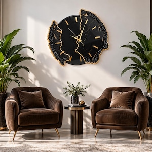 Pu&ograve; includere: Un grande orologio da parete circolare con quadrante nero, indici e lancette dorate. L'orologio presenta un bordo irregolare e testurizzato in nero e oro che imita l'aspetto di formazioni di pietra naturale o di geodi.
