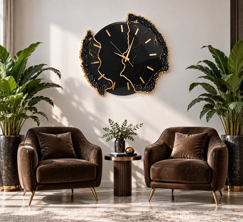 Pu&ograve; includere: Un grande orologio da parete circolare con quadrante nero, indici e lancette dorate. L'orologio presenta un bordo irregolare e testurizzato in nero e oro che imita l'aspetto di formazioni di pietra naturale o di geodi.
