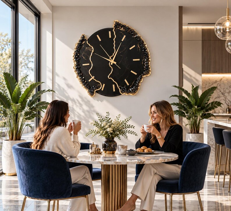 Pu&ograve; includere: Un grande orologio da parete circolare con quadrante nero, indici e lancette color oro. L'orologio presenta un design dai bordi irregolari e frastagliati, accentuato da un materiale cristallino scuro e testurizzato con finiture dorate.