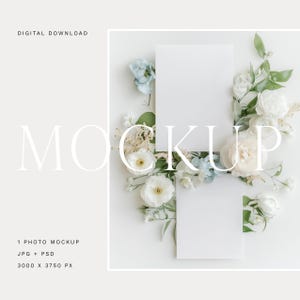 Dusty Blue Wedding Invitation Mockup, Beach Card Mockup, Pusta Karta 5x7, Coastal Luxe Mockup, Stylizowany Zestaw Ślubny, Biały Kwiatowy Mockup 11