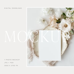 5x7 Kartenmockup, Einladungsmockup, druckbare Hochzeitsmockups, leeres A7-Kartenmockup PSD, gestaltete Lagerhochzeitskarte mit Blumen Mockup 26