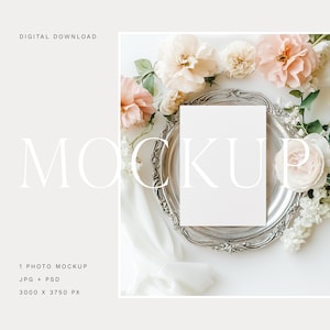 Elegantes 13x18 Karten Mockup, Hochzeitseinladung Mockup, Fine Art Briefpapier Mockup, Karte im Stil auf antiker Silberplatte, Pfirsich Blumen Mockup 23