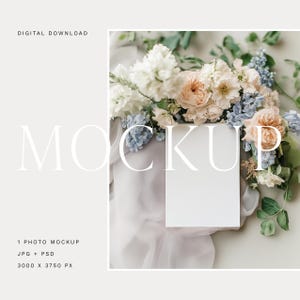 Mockup di biglietto floreale blu, mockup di invito di nozze, mockup vuoto 5x7, mockup di carta da lettere blu francese, mockup di biglietto di nozze di lusso costiero 34