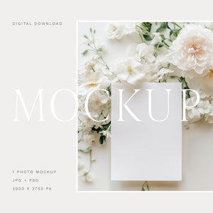 Elegantes 5x7 Kartenmockup, Hochzeitseinladung Mockup, Fine Art Hochzeitsmockup, Styled Card Design Mockup Weiße Blumen, PSD Mockup Karte 02