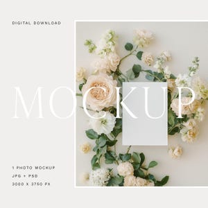 Mockup de cartão em branco, mockup de convite de casamento de belas artes, mockup de cartão estilizado, cartão de casamento com foto flatlay, mockup de papelaria, mockup de cartão 5x7 01