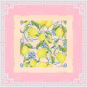 Può includere: Una sciarpa quadrata con un motivo di limoni ad acquerello su sfondo pesca. Il design include limoni gialli, foglie verdi, accenti blu e fiori bianchi. La sciarpa è incorniciata da un bordo rosa e azzurro con testo.