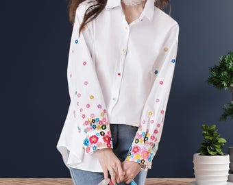 Blusa de algodón con bordado floral: Camisa bohemia chic con botones