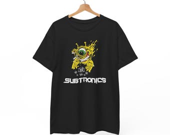 Subtronisches Cyclops Aufnahmen inspiriert Unisex schwere Baumwolle T-Shirt, Musik-Fan T-Shirt, EDM Kleidung, Festival T-Shirt, Geschenk für Rave-Liebhaber, Grafik-T-Shirt