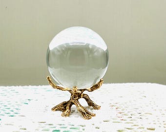 Bola de cristal vintage con soporte de latón y ramas / Decoración mística para el Día de la Madre y Halloween